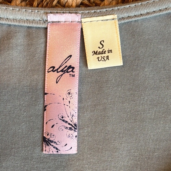 Alya V-Neck Top - Picture 4 of 7